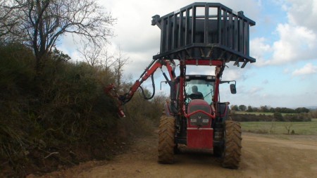 maquina de discos treballant en una finca agricola
