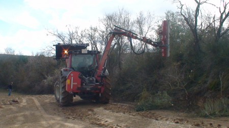 maquina de discos treballant finca agricola amb braç telescopic fins a 6 m d´alzada